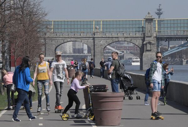Горожане отдыхают на Фрунзенской набережной в Москве Горожане отдыхают на Фрунзенской набережной в Москве