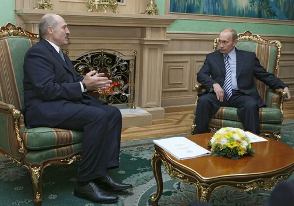 Премьер-министр РФ Владимир Путин во время встречи с президентом Белоруссии Александром Лукашенко в Минске Премьер-министр РФ Владимир Путин во время встречи с президентом Белоруссии Александром Лукашенко в Минске