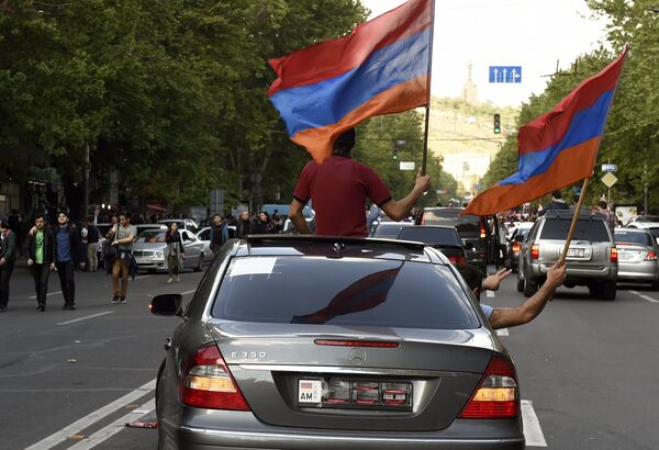 Участники митинга в Ереване в связи с отставкой премьер-министра Сержа Саргсяна Участники митинга в Ереване в связи с отставкой премьер-министра Сержа Саргсяна