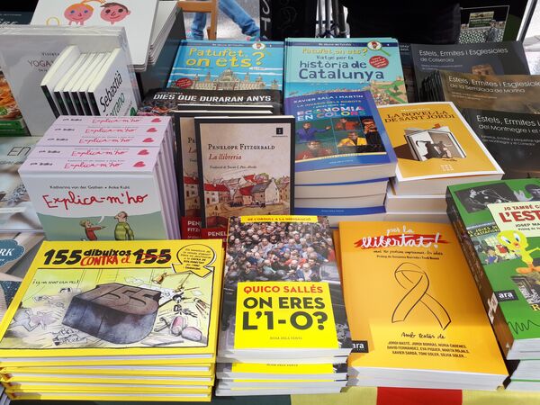 Продажа книг в день Сан-Жорди в Барселоне Продажа книг в день Сан-Жорди в Барселоне
