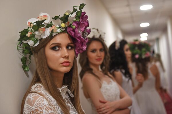 Участницы конкурса красоты «Российская красавица — 2018» перед соревнованиями в отеле Корстон в Москве Участницы конкурса красоты «Российская красавица — 2018» перед соревнованиями в отеле Корстон в Москве
