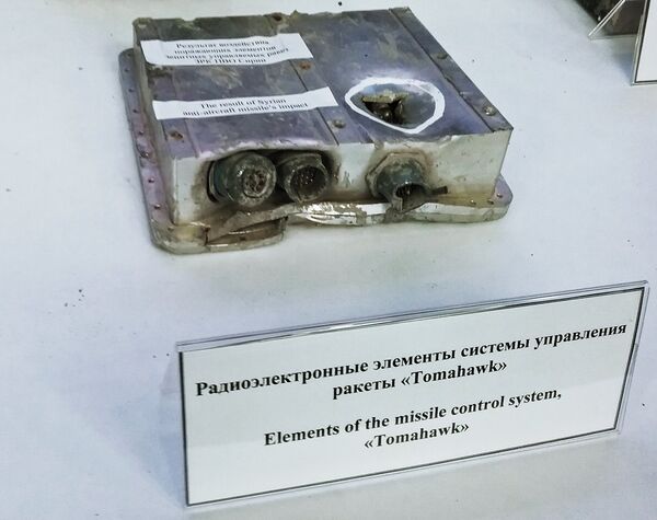 Фрагмент крылатой ракеты коалиции, сбитой ПВО Сирии, представленный на брифинге начальника Главного оперативного управления Генштаба ВС генерал-полковника Сергея Рудского в Москве Фрагмент крылатой ракеты коалиции, сбитой ПВО Сирии, представленный на брифинге начальника Главного оперативного управления Генштаба ВС генерал-полковника Сергея Рудского в Москве