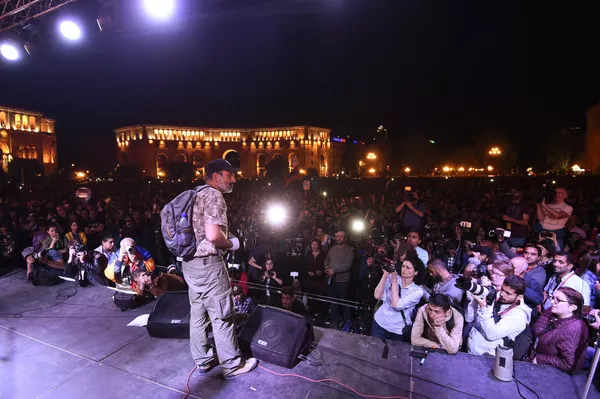 Никол Пашинян выступает во время митинга сторонников оппозиции на площади Республики в Ереване