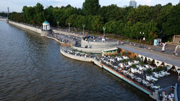 Жители отдыхают на Пушкинской набережной в Парке Горького в Москве