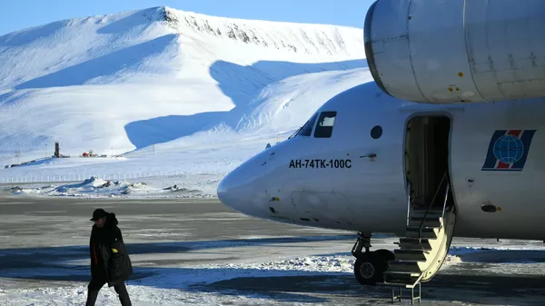 Самолет с участниками 10-й Большой арктической экспедиции под руководством полярника Матвея Шпаро приземлился в аэропорту Лонгйир в Шпицбергене