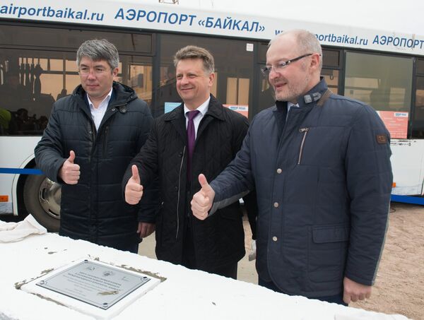 Глава Бурятии Алексей Цыденов, министр транспорта РФ Максим Соколов и председатель совета директоров компании АЕОН Роман Троценко на церемонии закладки первого камня в основание нового терминала аэропорта Байкал Глава Бурятии Алексей Цыденов, министр транспорта РФ Максим Соколов и председатель совета директоров компании АЕОН Роман Троценко на церемонии закладки первого камня в основание нового терминала аэропорта Байкал