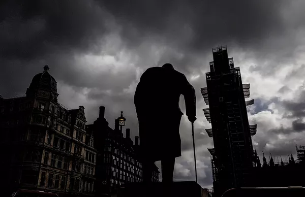Памятник бывшему премьер-министру Великобритании Уинстону Черчиллю (скульптор Айвор Роберт-Джонс) на Парламентской площади и башня Вестминстерского дворца (Биг-Бен) во время ремонта