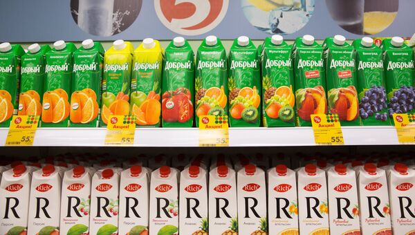 Витрина с соками в магазине Пятерочка в Москве Витрина с соками в магазине Пятерочка в Москве