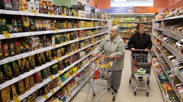 Покупательницы в магазине Пятерочка в Москве Покупательницы в магазине Пятерочка в Москве