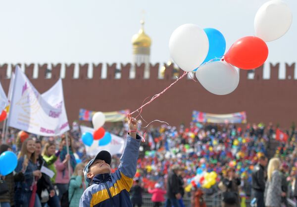 Участники первомайской демонстрации на Красной площади в Москве Участники первомайской демонстрации на Красной площади в Москве