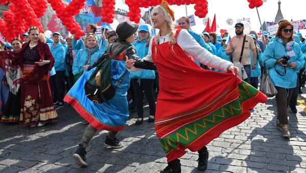 Участники первомайской демонстрации на Красной площади в Москве Участники первомайской демонстрации на Красной площади в Москве