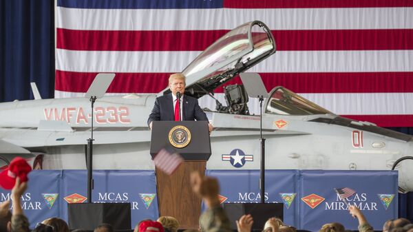 Президент США Дональд Трамп во время встречи с морскими пехотинцами на авиабазе Мирамар, Калифорния Президент США Дональд Трамп во время встречи с морскими пехотинцами на авиабазе Мирамар, Калифорния