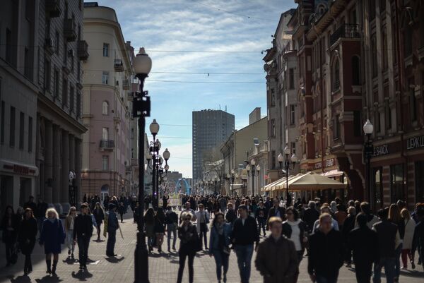 Прохожие на улице Арбат в Москве Прохожие на улице Арбат в Москве