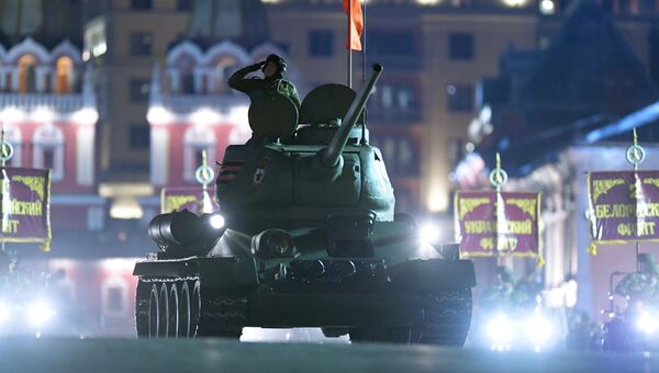 Танк Т-34-85 на репетиции военного парада на Красной площади, посвященного 73-й годовщине Победы в Великой Отечественной войне Танк Т-34-85 на репетиции военного парада на Красной площади, посвященного 73-й годовщине Победы в Великой Отечественной войне