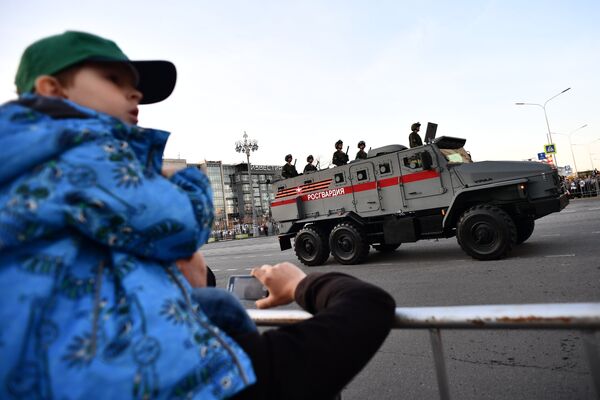 Бронеавтомобиль Урал во время прохода по Тверской улице перед началом репетиции военного парада на Красной площади, посвященного 73-й годовщине Победы в Великой Отечественной войне Бронеавтомобиль Урал во время прохода по Тверской улице перед началом репетиции военного парада на Красной площади, посвященного 73-й годовщине Победы в Великой Отечественной войне