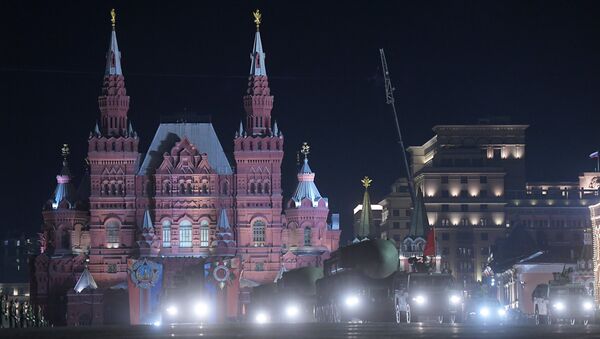 Транспортно-пусковой контейнер комплекса РС-24 Ярс на репетиции военного парада на Красной площади, посвященного 73-й годовщине Победы в Великой Отечественной войне Транспортно-пусковой контейнер комплекса РС-24 Ярс на репетиции военного парада на Красной площади, посвященного 73-й годовщине Победы в Великой Отечественной войне