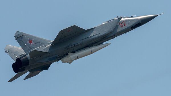 Многоцелевой истребитель МиГ-31 с гиперзвуковой ракетой Кинжал на репетиции воздушной части парада Победы в Москве Многоцелевой истребитель МиГ-31 с гиперзвуковой ракетой Кинжал на репетиции воздушной части парада Победы в Москве