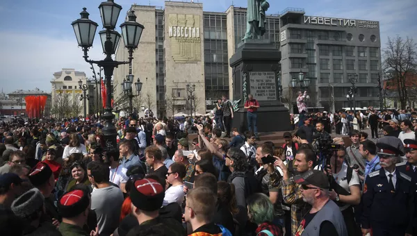 Участники несанкционированной акции оппозиции на Пушкинской площади в Москве. 5 мая 2018