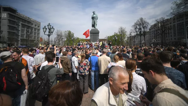 Участники несанкционированной акции оппозиции на Пушкинской площади в Москве. 5 мая 2018