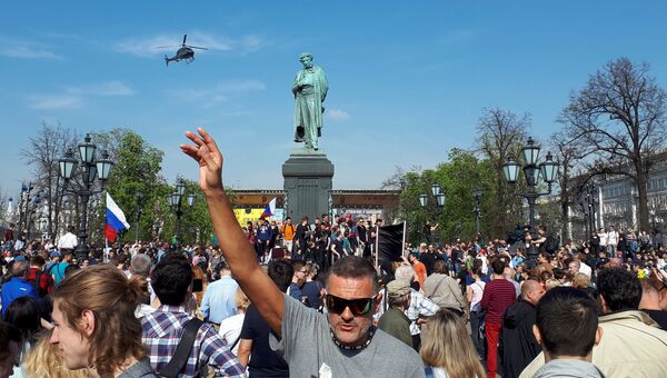 Участники несанкционированной акции оппозиции на Пушкинской площади в Москве. 5 мая 2018 Участники несанкционированной акции оппозиции на Пушкинской площади в Москве. 5 мая 2018