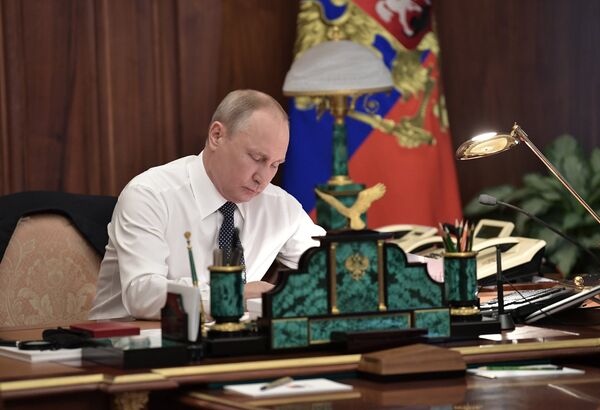 Избранный президент РФ Владимир Путин в рабочем кабинете перед церемонией инаугурации в Кремле Избранный президент РФ Владимир Путин в рабочем кабинете перед церемонией инаугурации в Кремле