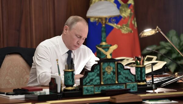 Избранный президент РФ Владимир Путин в рабочем кабинете перед церемонией инаугурации в Кремле Избранный президент РФ Владимир Путин в рабочем кабинете перед церемонией инаугурации в Кремле