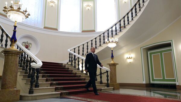 Избранный президент РФ Владимир Путин в Сенатском корпусе Московского Кремля перед церемонией инаугурации. 7 мая 2018 Избранный президент РФ Владимир Путин в Сенатском корпусе Московского Кремля перед церемонией инаугурации. 7 мая 2018
