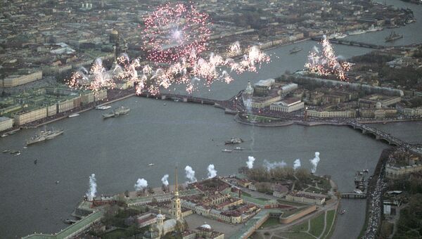 Праздничный салют над Санкт-Петербургом. Архивное фото Праздничный салют над Санкт-Петербургом. Архивное фото