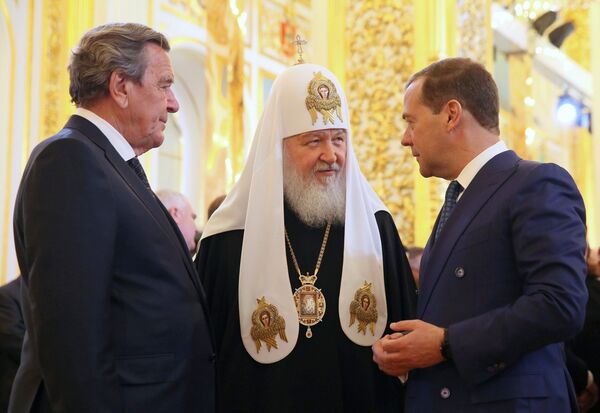 Председатель правительства РФ Дмитрий Медведев, патриарх Московский и всея Руси Кирилл и экс-канцлер Германии Герхард Шредер (справа налево) на церемонии инаугурации избранного президента РФ Владимира Путина. 7 мая 2018 Председатель правительства РФ Дмитрий Медведев, патриарх Московский и всея Руси Кирилл и экс-канцлер Германии Герхард Шредер (справа налево) на церемонии инаугурации избранного президента РФ Владимира Путина. 7 мая 2018