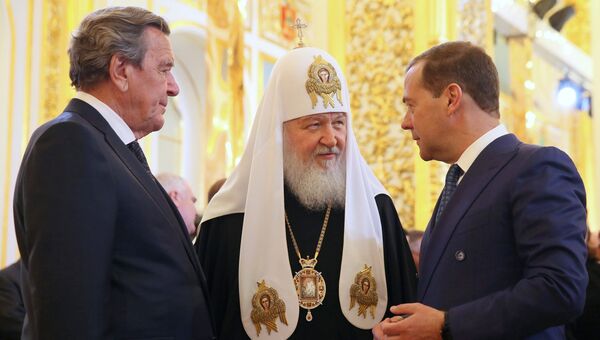 Председатель правительства РФ Дмитрий Медведев, патриарх Московский и всея Руси Кирилл и экс-канцлер Германии Герхард Шредер (справа налево) на церемонии инаугурации избранного президента РФ Владимира Путина. 7 мая 2018 Председатель правительства РФ Дмитрий Медведев, патриарх Московский и всея Руси Кирилл и экс-канцлер Германии Герхард Шредер (справа налево) на церемонии инаугурации избранного президента РФ Владимира Путина. 7 мая 2018