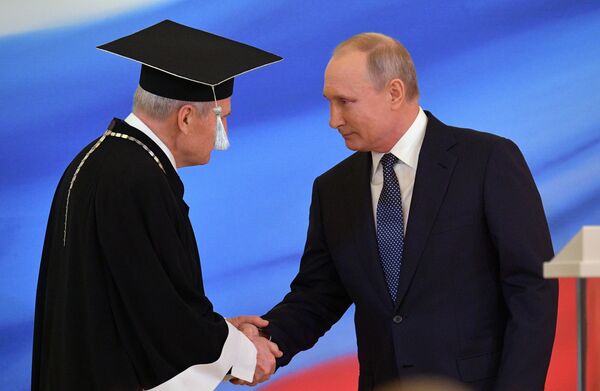 Избранный президент РФ Владимир Путин и председатель Конституционного суда РФ Валерий Зорькин (слева) во время церемонии инаугурации в Кремле Избранный президент РФ Владимир Путин и председатель Конституционного суда РФ Валерий Зорькин (слева) во время церемонии инаугурации в Кремле