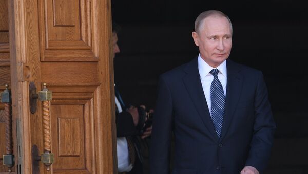 Президент РФ Владимир Путин выходит из Благовещенского собора после благодарственного молебна по случаю инаугурации. 7 мая 2018 Президент РФ Владимир Путин выходит из Благовещенского собора после благодарственного молебна по случаю инаугурации. 7 мая 2018