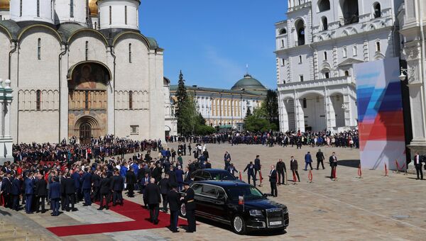 Автомобиль Aurus кортежа президента РФ на Соборной площади Московского Кремля Автомобиль Aurus кортежа президента РФ на Соборной площади Московского Кремля