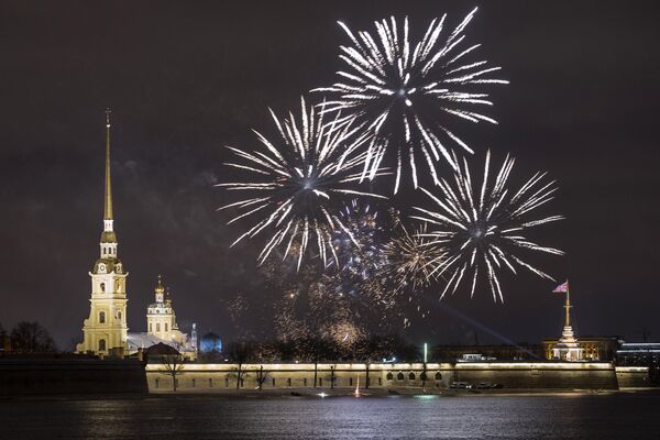 Праздничный салют над Петропавловской крепостью в Санкт-Петербурге. Архивное фото. Праздничный салют над Петропавловской крепостью в Санкт-Петербурге. Архивное фото.