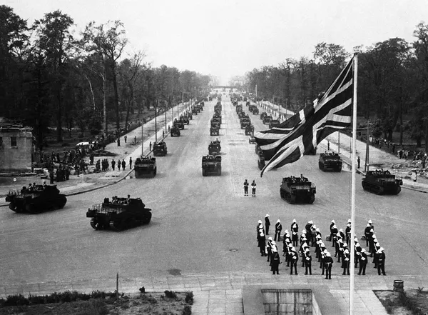 Британские военные во время парада в Берлине. 13 июля 1945