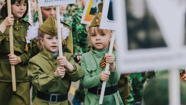 Участники акции Бессмертный полк, проходящего в рамках детского парада Победы Дорогами памяти в Иваново. 8 мая 2018 года Участники акции Бессмертный полк, проходящего в рамках детского парада Победы Дорогами памяти в Иваново. 8 мая 2018 года