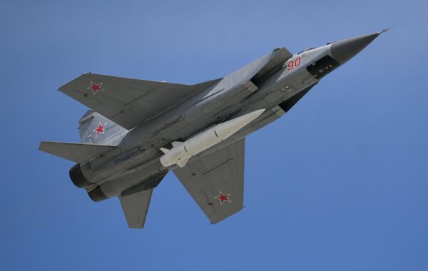 Многоцелевой истребитель МиГ-31 с гиперзвуковой ракетой Кинжал на военном параде, посвященном 73-й годовщине Победы в ВОВ Многоцелевой истребитель МиГ-31 с гиперзвуковой ракетой Кинжал на военном параде, посвященном 73-й годовщине Победы в ВОВ