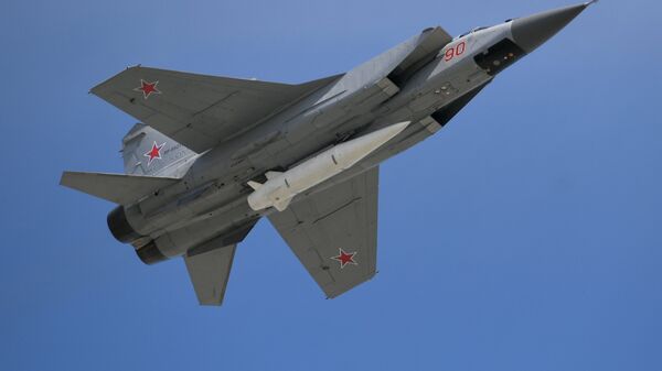 Многоцелевой истребитель МиГ-31 с гиперзвуковой ракетой Кинжал на военном параде, посвященном 73-й годовщине Победы в ВОВ Многоцелевой истребитель МиГ-31 с гиперзвуковой ракетой Кинжал на военном параде, посвященном 73-й годовщине Победы в ВОВ