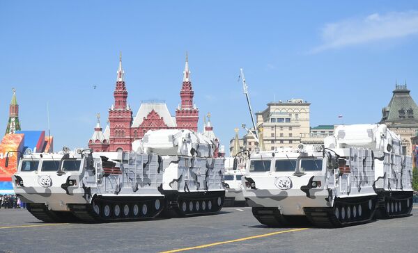 Арктические комплексы ПВО Тор-М2ДТ на базе вездехода ДТ-30 на военном параде, посвященном 73-й годовщине Победы в ВОВ Арктические комплексы ПВО Тор-М2ДТ на базе вездехода ДТ-30 на военном параде, посвященном 73-й годовщине Победы в ВОВ
