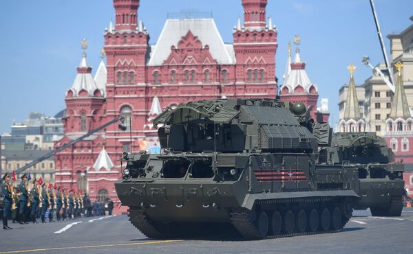 Всепогодный тактический зенитный ракетный комплекс ТОР-М2 на военном параде, посвященном 73-й годовщине Победы в ВОВ Всепогодный тактический зенитный ракетный комплекс ТОР-М2 на военном параде, посвященном 73-й годовщине Победы в ВОВ