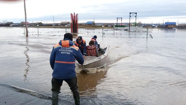 Сотрудники МЧС во время помощи пострадавщим в результате паводка в Амгинском районе Республики Саха (Якутия). 10 мая 2018 Сотрудники МЧС во время помощи пострадавщим в результате паводка в Амгинском районе Республики Саха (Якутия). 10 мая 2018
