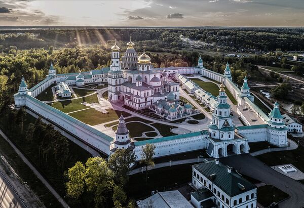 Воскресенский Новоиерусалимский ставропигиальный мужской монастырь Русской православной церкви после полной реставрации в городе Истре Московской области Воскресенский Новоиерусалимский ставропигиальный мужской монастырь Русской православной церкви после полной реставрации в городе Истре Московской области