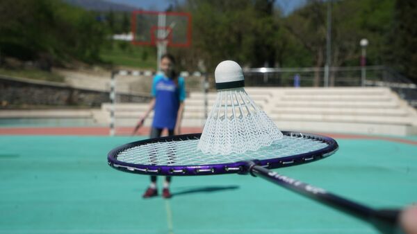 Игра в бадминтон на спортивной площадке детского лагеря Морской Игра в бадминтон на спортивной площадке детского лагеря Морской