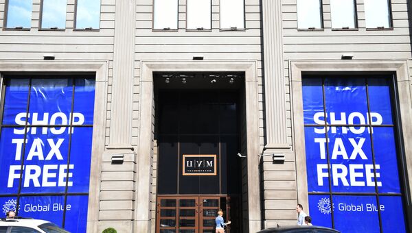 Эмблема tax free в витрине ЦУМа в Москве. Архивное фото Эмблема tax free в витрине ЦУМа в Москве. Архивное фото
