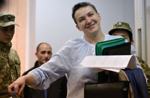 Надежда Савченко во время рассмотрения вопроса о продлении срока её ареста на заседании Шевченковского районного суда в Киеве. 14 мая 2018 Надежда Савченко во время рассмотрения вопроса о продлении срока её ареста на заседании Шевченковского районного суда в Киеве. 14 мая 2018
