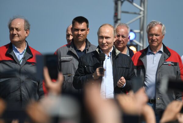 Президент РФ Владимир Путин выступает на митинге-концерте по случаю открытия автодорожной части Крымского моста. 15 мая 2018 Президент РФ Владимир Путин выступает на митинге-концерте по случаю открытия автодорожной части Крымского моста. 15 мая 2018