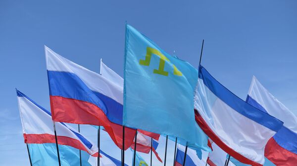 Флаги Российской Федерации, Республики Крым и крымских татар у мемориального комплекса Возрождениев Симферополе в День памяти жертв депортации народов Крыма. 18 мая 2018 Флаги Российской Федерации, Республики Крым и крымских татар у мемориального комплекса Возрождениев Симферополе в День памяти жертв депортации народов Крыма. 18 мая 2018