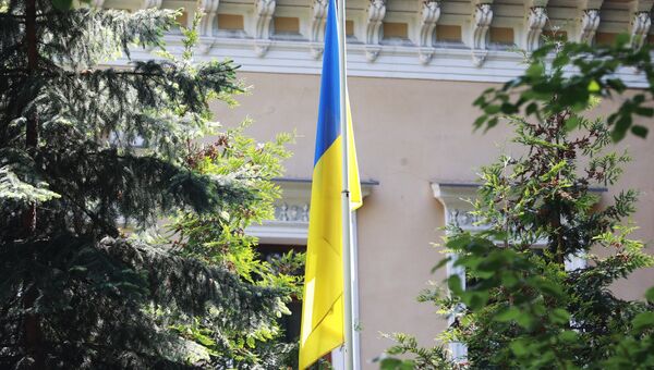 Флаг у здания посольства Украины в Москве. Архивное фото Флаг у здания посольства Украины в Москве. Архивное фото