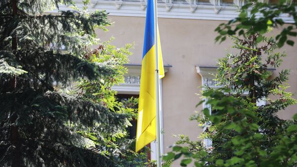 Флаг у здания посольства Украины в Москве