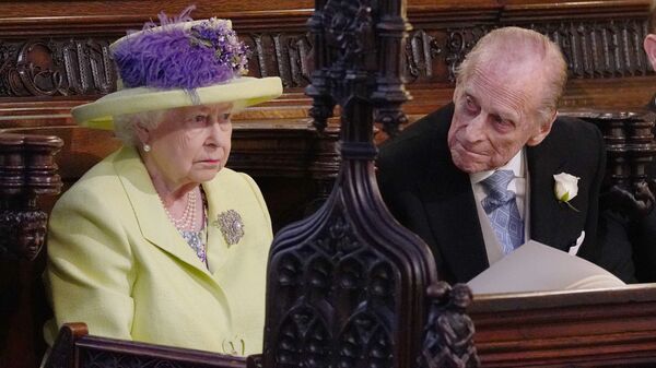Королева Великобритании Елизавета II и принц Эдинбургский Филип во время свадебной церемонии в часовне Св. Георгия в Виндзорском замке недалеко от Лондона, Англия. 19 мая 2018 Королева Великобритании Елизавета II и принц Эдинбургский Филип во время свадебной церемонии в часовне Св. Георгия в Виндзорском замке недалеко от Лондона, Англия. 19 мая 2018